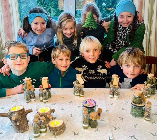 Was macht ihr aus Tannennadeln vom Weihnachtsbaum? 🌲

8 fleißige Naturkinder haben 3 tolle Tannenbaum Recycling Ideen umgesetzt: 🌲♻️

1. „Winter trifft Sommer“ Salz. Wir haben Speisesalz, gemahlene Tannennadeln und getrocknete Sommerblüten/Kräuter geschichtet. Passt toll zu Pellkartoffeln und Quark und auf jedes Stück Fleisch 🥩 oder Fisch 🐟 
2. Tannennadel Peeling für die Mamis. Wir haben 5 El. Meersalz, 3 El. gemahlene Tannennadeln und 5 El. Mandelöl vermengt und abgefüllt. Eine herrliche Idee von @gruen_sein 🌲❣️
3. „Schnecken Schreck“ Das Ausstreuen Tannennadeln ist ein effektiver Trick und soll Schnecken fernhalten. Die Tiere scheuen es, darüber zu kriechen und drehen wieder um. 🌲🐌😳
#tannennadeln #tannennadelsalz #tannennadelpulver #naturkind #waldpädagogik