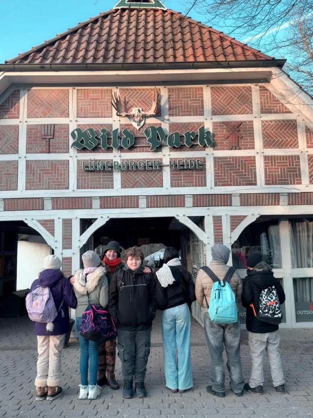 Heute waren wir mit unsere „Wald AG“ im @wildpark_lueneburger_heide. Bei herrlichem Sonnenschein und eisiger Kälte haben wir einen wunderschönen Vormittag verlebt. 
Die Kinder haben viel gesehen und gelernt: 
- Das #eichhörnchen hält #winterruhe 
- Birke erkennen 
- Einheimische Singvögel 
- Damwild füttern
- Damwild Plakat vom @djv_shop vorlesen und Wissenswertes erfahren 
- Damwild berühren 
- Damwild Losung und Fährten 
- Der niedliche #waschbär 🦝 der Räuber der Schaden macht! 😬
- Der #dachs ist nachtaktiv? 😄🦡
- Der Wolf 🐺 Im Rahmen der Novelle des #bundesjagdgesetzes und des Bundesnaturschutzgesetzes soll der Wolf bundesweit als jagdrechtliche Art aufgenommen werden.👍🏻
- Wildschwein, die Bache und ihre Frischlinge 🐗

(unbezahlte Werbung)