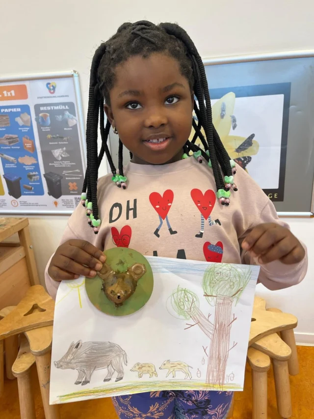 Die Vorschulkinder der @froebel.deutschland Kita Hamburg haben von @caroly.k gelernt, dass eine Wildschwein Familie aus Keiler, Bache und Frischlingen besteht. 
Selbst gebastelte Wildschwein Trophäen durften die Kinder mit nach Hause nehmen. 🐗🌲#wildschwein #kinderindernatur #waldpädagogik #wildtierkunde #naturkind