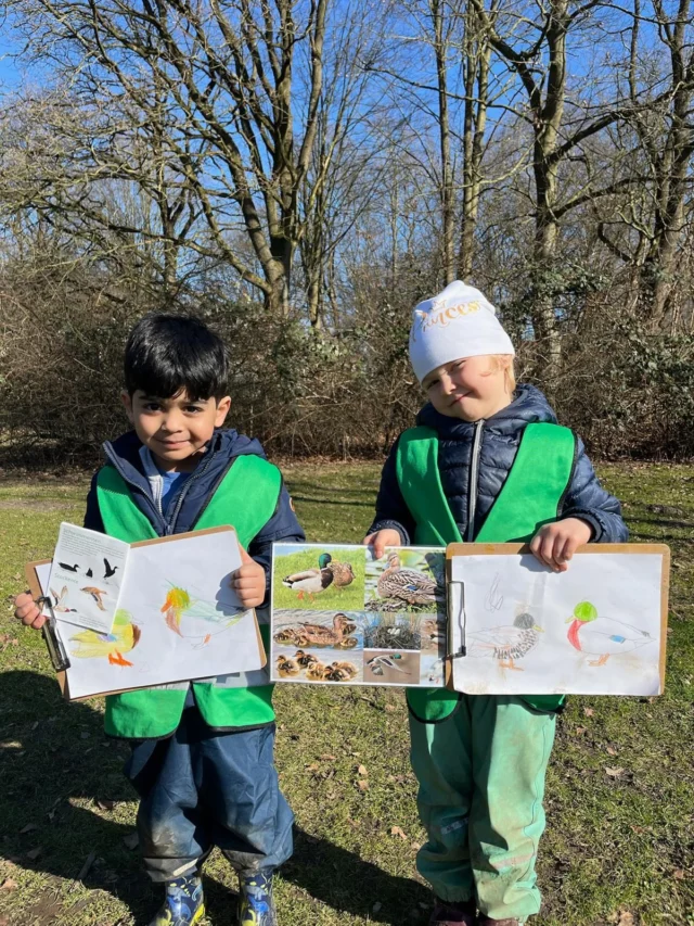 🦆Caroly hat den Vorschulkindern einer @froebel.deutschland Kita aus Hamburg in dieser Woche die Stockente vorgestellt.🦆

Bei herrlichem Sonnenschein konnten die Kinder draußen malen. 

Wissenswertes: 
Die Stockente lebt an Seen, Flüssen und Teichen. Man sieht sie oft auch in Parks.
Das Männchen hat einen grünen Kopf und einen gelben Schnabel.
Das Weibchen ist braun, damit es beim Brüten gut getarnt ist.
Eine Besonderheit ist der blau-violette Streifen auf den Flügeln.
Außerdem können die Küken direkt nach dem Schlüpfen laufen und schwimmen.
Stockenten fressen Pflanzen, Insekten und kleine Tiere im Wasser.#stockente #erpel #entenküken #naturkind #draußen 
(Quelle: ChatGPT) 
(Quelle Fotos Enten auf dem Bild erwähnt)