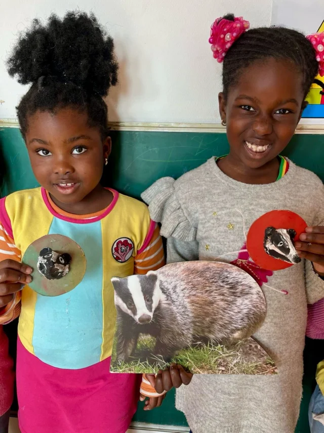 Caroly hat den Vorschulkindern der @froebel.deutschland Kita Hamburg Billstedt heute den Dachs, „Herrn Grimbart“ vorgestellt❣️

Dachse leben in einem  Bau, einem unterirdischen Tunnelsystem, das der Dachs während seines Lebens ständig erweitert. In seinem Bau gibt es einen „Wohnkessel“, den er mit Laub und Moos auspolstert, und oft mit mehreren Generationen oder sogar anderen Tieren wie Füchsen teilt (#burgfrieden ). Der Bau dient als Kinderstube, Schutz und Hauptlebensraum. #wildtiereindeutschland #dachs #naturkennenlernen #wildtiere