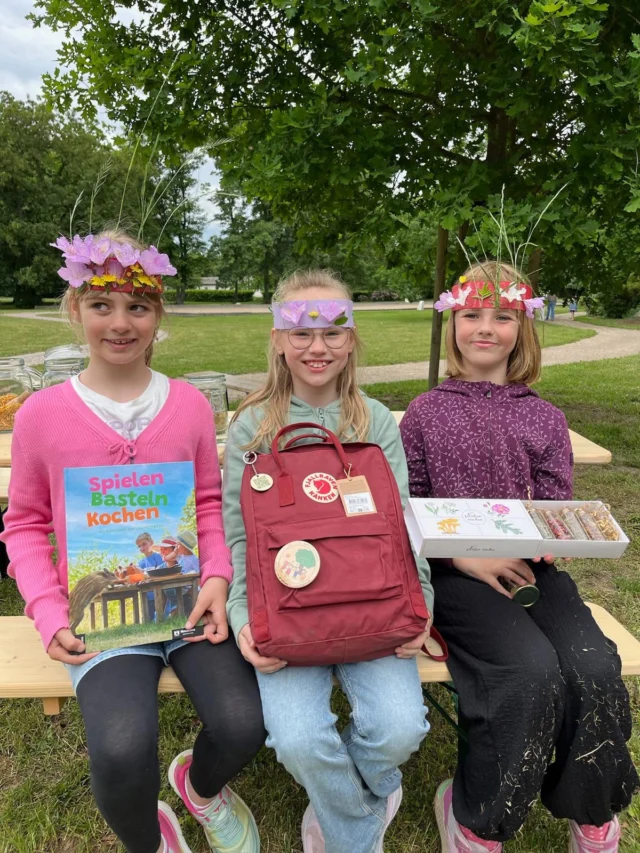 Unsere Caroly war heute bei dem 3. Redefiner Kindertag dabei. @landgestuetredefin 

Sie hat mit den Kindern ein Blütensalz gemischt, Stirnbänder mit Blumen und Gräsern gebastelt und den Eltern unseren „wilden Waldrucksack“ und unser Buch „Spielen Basteln Kochen“ vorgestellt. 

@stiftungwaldundwild 
@frankonia.de 
@neumann_neudamm 

Danke, Caroly 🫶🏻🩷❣️
#kreativmitkindern #naturkind #bastelnmitnaturmaterial #kindertag
#naturmitallensinnen

(Unbezahlte Werbung)