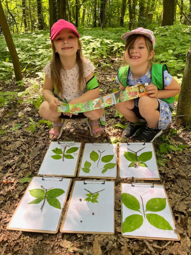 Caroly, die Vorschulkinder der @froebel.deutschland Kita Wedel und die Schmetterlinge 🦋 

Die Kinder waren heute ganz besonders aufmerksam – ungewöhnlich für einen Montag! Aber die Natur ist einfach so faszinierend und spannend, dass es überall etwas zu entdecken gab.

Besonders interessant waren heute die Falter und Schmetterlinge. Die Kinder haben gelernt, wie viele verschiedene Arten es gibt und dass sie ganz bestimmte Pflanzen zum Leben brauchen. 
So sind zum Beispiel die Eiche, die Brennnessel und die Salweide wichtige Lebensräume und Futterpflanzen für die Raupen vieler Schmetterlingsarten.
Hättet ihr das gewusst?

#schmetterlinge #naturentdecken #waldpädagogik #kinderentdeckendiewelt #artenvielfalt