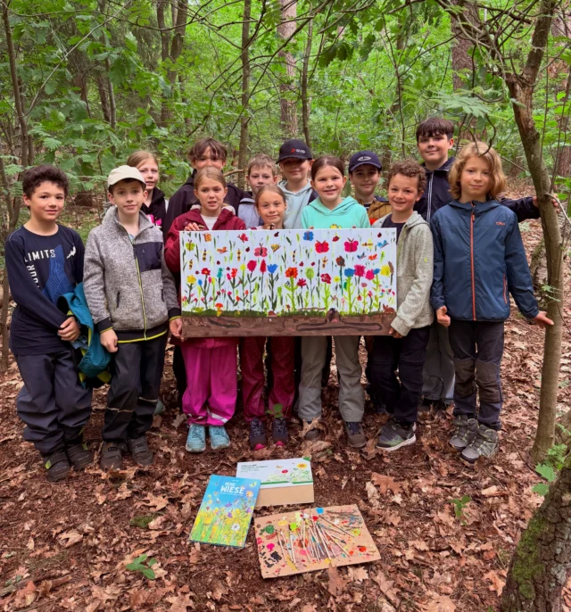 20 Schüler einer 3. Klasse und ihre Wildblumenwiese 🫶🏻

Wusstet ihr, dass man eine Wiese in 4 Etagen einteilt? 
Inspiriert hat uns heute das Buch „Meine Wiese“ von @jan_haft und das Set „Stockwerke der Wiese“ von @betzold .

Wir haben die 20 Schüler in 4 Gruppen bzw. „Stockwerke“ aufgeteilt und sie malen lassen …
1. Untergeschoss: Hier leben Wühlmäuse, Maulwürfe, Regenwürmer, und Käferlarven und die Schnecken legen ihre Eier in die Erde. 🪱🪳🪳
2. Erdgeschoss: Moose, Spitzmäuse, Frösche, Blindschleichen, Maulwürfe (schauen aus ihrem Hügel), Schnecken und Kaninchen🐌🐜🐀🐸
3. Zwischengeschoss: Heuschrecken, Ameisen, Spinnen und unzählige wunderschöne Wiesenblumen🌼🌸🪻🌺
4. Obergeschoss: 🦋Schmetterlinge, 🐝Bienen, Hummeln, Fliegen und 🐞 

Das „wilde Kunstwerk“ soll im
Klassenzimmer aufgehängt werden 😊
#waldpädagogik #stockwerkederwiese #naturerleben #naturentdecken #wildblumen 

(Unbezahlte Werbung)