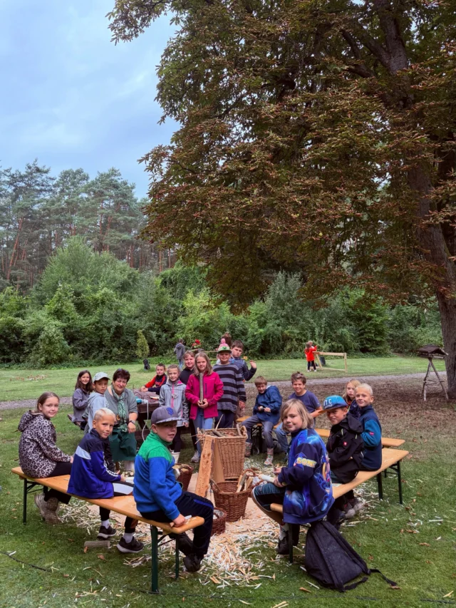 Ein waldpädagogischer Vormittag für 100 Grundschulkinder beim @ljv_mv 💚📯

Ein Vormittag in der Natur ist weit mehr als ein Ausflug ins Grüne: Er ist eine Einladung, die Natur mit allen Sinnen zu entdecken, Gemeinschaft zu erleben und die Natur als faszinierenden Lebensraum kennenzulernen.

Rund 100 Grundschulkinder machten sich gestern gemeinsam auf den Weg zum Landesjagdverband - 40 Minuten zu Fuß! Bravo 😊👏🏼👏🏼

In kleineren Gruppen haben die Kinder verschiedenen Stationen auf dem Gelände des LJV besucht. Dabei wurde die Natur zum lebendigen Klassenzimmer: Die Kinder lauschen dem Rascheln der Blätter und den Stimmen der Vögel, entdecken Spuren von Waldbewohnern, fühlen unterschiedliche Baumrinden und erfuhren, welche Pflanzen und Tiere hier zu Hause sind.

Ein besonderer Schwerpunkt des Vormittags lag auf unseren heimischen Wildtieren. Anschaulich und kindgerecht lernten die Schülerinnen und Schüler Rotwild, Damwild und Schwarzwild ebenso kennen wie Wolf und Fuchs. Sie erfuhren, woran sich die verschiedenen Tiere erkennen lassen, wo sie leben, was sie fressen und welche Spuren sie im Wald hinterlassen.

Auch das Thema Jagd findet natürlich seinen Platz. Die Kinder erhalten einen altersgerechten Einblick in die Aufgaben von Jägerinnen und Jägern und erfahren, welche Bedeutung die Jagd für den Umgang mit Wildbeständen und den Lebensraum Wald haben kann. Dabei geht es auch um Verantwortung, Respekt vor dem Wild, einen bewussten Umgang mit der Natur und gesundes Lebensmittel Wildfleisch. 

Bewegungs- und Wahrnehmungsspiele wechseln sich mit spannenden Entdeckeraufgaben ab. Die Kinder durften suchen, sammeln, beobachten, rätseln, schnitzen und basteln. 
Eine gemeinsame Märchenstunde bei Märchenfrau Gudrun unter dem Blätterdach einer Walnuss bot Zeit zum Ausruhen, Erzählen und Staunen.
So wurde aus dem Vormittag beim
LJV MV eine wertvolle Erfahrung, die hoffentlich noch lange in Erinnerung bleibt. 🫶🏻💚📯
@dd_vom_lewitzblick @mentzelkatja @dher2510 @u.riemer1 @annelieasche @gudrunderlin 

#naturkind #wildtiere #landesjagdverband #naturerleben #waldpädagogik