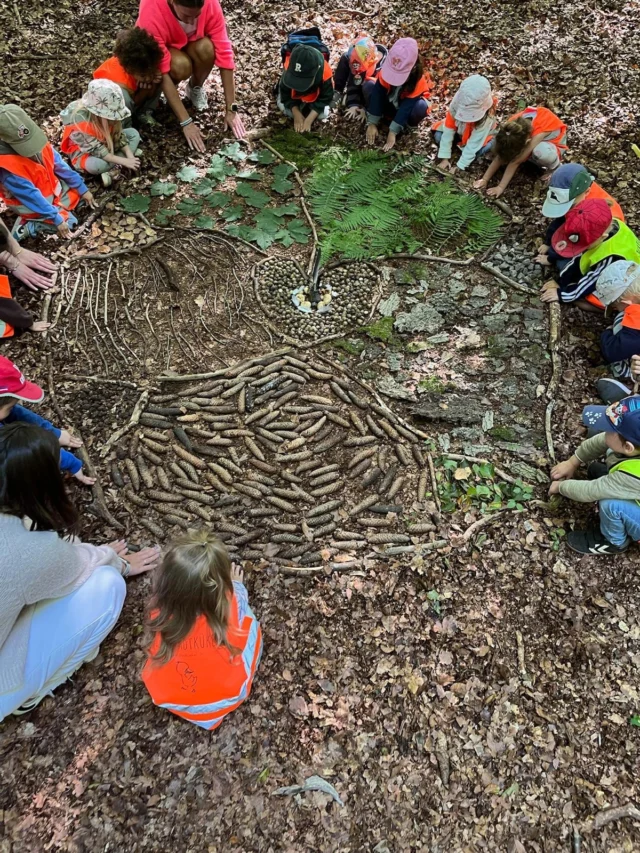 Caroly, die @stadtkueken_kita Treudelberg und ein „Wald Mandala“… 

Auf dem Weg in den Wald haben die Kinder Naturschätze entdeckt und gesammelt. 

Aus all den gesammelten Schätzen entstand anschließend ein großes „Wald Mandala“. Gemeinsam wurde gelegt, gestaltet und ausprobiert. 

Die Kinder lernten: 
👉🌲Was kann man im Wald finden? 
👉🌲Was kann man daraus basteln?
👉🌲Wie fühlen sich Zapfen, Baumrinde und Blätter an? Sind sie schwer oder leicht?
👉🌲Wie riecht die Natur? 
die unterschiedlichen Dinge an? 

Mit allen Sinnen draußen sein ❣️

Habt ihr schon einmal ein „Wald Mandala“ gelegt?
Teilt eure Ergebnisse gerne in den Kommentaren! 

#wald #waldpädagogik #naturerleben #naturmitallensinnen #naturkinder