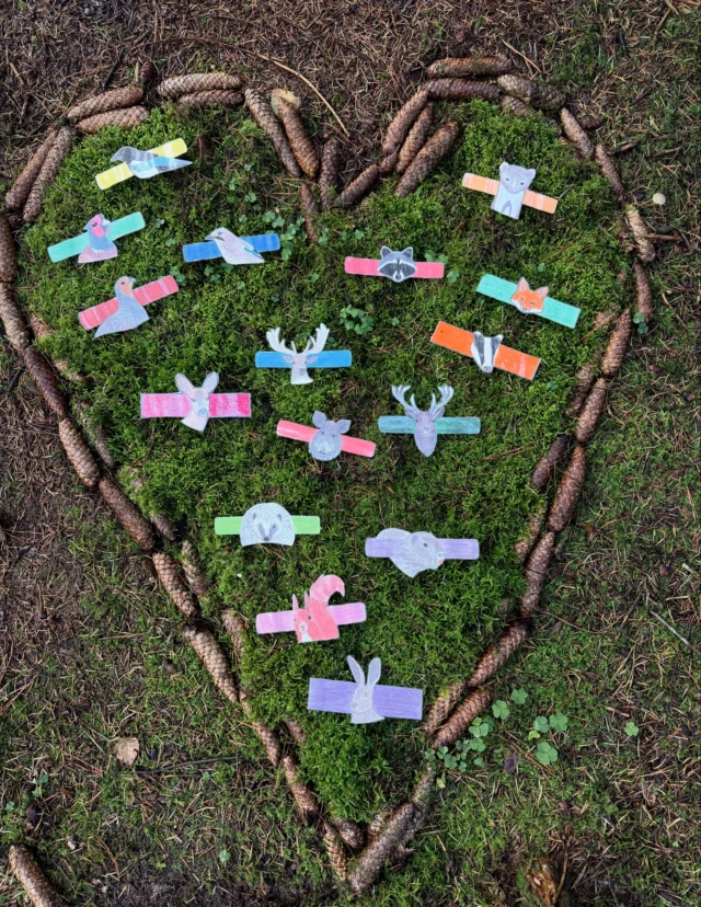 🦊🦔🐻 ACHTUNG, KLEINE WALDTIER-FANS! 🌿

Sind die Armbänder nicht einfach zuckersüß? 😍💚

Bei uns sind ein paar niedliche Waldbewohner eingezogen – und die möchten jetzt unbedingt eure Kinder begleiten! 🐾

Unsere @caroly.k hat mit ganz viel Liebe wunderschöne Wildtier-Armbänder zum Bemalen, Ausschneiden, Basteln und Tragen gestaltet. ✂️🌸

Und weil geteilte Freude doppelte Freude ist, möchten wir euch unsere Vorlagen KOSTENLOS als PDF schenken! 🎁

🌿 Du möchtest die Vorlagen haben?

💚 Folge @nettis_naturkinder und entdecke noch mehr liebevolle Natur- und Bastelideen.

🦊 Schenke diesem Beitrag ein ❤️.

🐻 Markiere einen lieben Menschen, dessen Kinder sich über die Armbänder genauso freuen würden!

💌 Schreib uns eine Email an caroly@nettis-naturkinder.de mit dem Betreff „WILDTIERE“ und wir senden dir, die kostenlosen PDF-Vorlagen zu. 

🌳✨ Wir würden uns riesig freuen, wenn unsere kleinen Waldbewohner bald an ganz vielen Kinderhandgelenken zu entdecken sind!

Viel Freude beim Basteln und Entdecken! 🥰

Eure Netti & Caroly 💚🌿

#wildtiere #wildtierarmbänder #bastelnmitkindern #naturkind #waldkinder