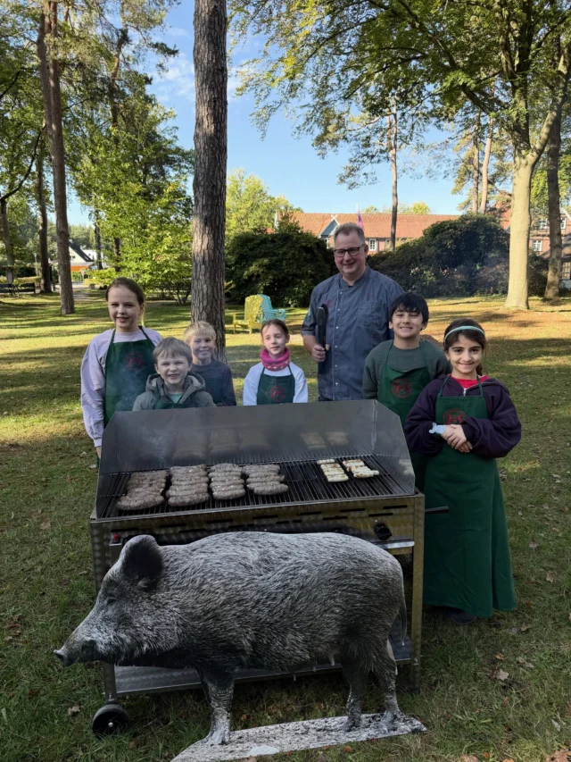 Tag 5 Herbstferien Programm für die Kinder der Mitarbeiter der @waldklinik.jesteburg 

🐗🌿 VOM WALD AUF DEN TELLER – WILDBRATWURST SELBST GEMACHT! 🌭💚

Heute durften unsere Mini Rüsselkäfer etwas ganz Besonderes erleben!

Gemeinsam mit Markus Hofmann von der Firma @rehzept haben wir frische Wildbratwurst hergestellt. Es wurde gestaunt, gelernt und natürlich fleißig mit angepackt! 🌭

🐗 Warum ist die Jagd auf Wildschweine eigentlich so wichtig?

Eine verantwortungsvolle Jagd hilft, die Wildschweinbestände zu regulieren und Schäden in Wald und Landwirtschaft zu begrenzen.

Heimisches Wildfleisch ist außerdem ein wertvolles, regionales Lebensmittel. Die Tiere leben frei in unserer Natur, und durch eine bewusste Verwertung wird aus dem erlegten Wild ein hochwertiges Nahrungsmittel. 🌱

💚 Genau das möchten wir unseren Naturkindern vermitteln:
Woher kommt unser Essen? Warum ist ein respektvoller Umgang mit Tieren so wichtig? Und was bedeutet Nachhaltigkeit eigentlich?

Denn wer die Zusammenhänge der Natur versteht, lernt auch, sie zu schätzen und zu schützen. 🌳

Nettis Naturkinder – ein Projekt der @stiftungwaldundwild - Natur erleben, verstehen und wertschätzen. 💚

#naturpädagogik #wildbratwurst #wildschwein #nachhaltigejagd #jäger 

(Unbezahlte Werbung)