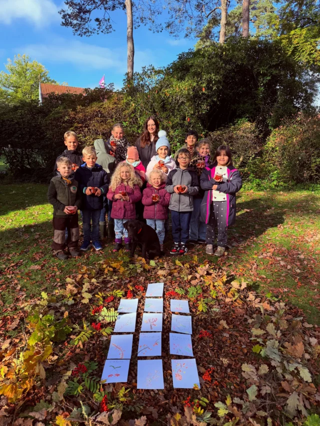 Tag 7 Herbstferien Programm für die Kinder der Mitarbeiter der @waldklinik.jesteburg 

🍎🌿 Die Vogelbeere ist giftig – oder etwa doch nicht? 🍂❤️
Eine jährliche Herrlichkeit ❣️

Heute duftete es bei den Mini Rüsselkäfern herrlich nach Äpfeln, Vogelbeeren und einem Hauch Herbstzauber. 🍎🍁

Gemeinsam mit den Kindern haben wir eine köstliche Vogelbeer-Apfel-Marmelade gekocht. 🫙❤️

Dabei haben wir mit einem weitverbreiteten Mythos aufgeräumt: Die Vogelbeere ist nicht grundsätzlich giftig! 🌿

Viele kennen noch den Satz aus ihrer Kindheit: „Finger weg von den roten Beeren, die sind giftig!“

Doch die Natur hält so manche Überraschung für uns bereit. 🌳✨

Die leuchtend roten Früchte der Eberesche sind wahre Naturschätze. Roh können sie aufgrund ihrer Inhaltsstoffe allerdings zu Magen-Darm-Beschwerden führen. Durch ausreichendes Erhitzen werden sie bekömmlich und lassen sich wunderbar zu Marmelade, Gelee oder Mus verarbeiten. 🍯

Und genau das durften die Kinder heute mit allen Sinnen erleben. ❤️

🍂 Die Früchte kennenlernen.
🍎 Äpfel schneiden.
🥄 Gemeinsam rühren.
👃 Den herrlichen Duft genießen.
😋 Und natürlich unser selbst gekochtes Werk probieren!

Denn Naturwissen entsteht nicht nur durch Erklärungen, sondern vor allem durch eigenes Erleben. 🌱
Uns ist es wichtig, Kindern zu zeigen, wie wertvoll unsere heimische Natur ist. Dass wir genauer hinschauen, Fragen stellen und altes Wissen wiederentdecken dürfen.

Und dass nicht alles, wovor früher gewarnt wurde, tatsächlich so ist, wie wir es gelernt haben. ❤️

🌿 Die Natur ist voller kleiner Schätze – wir müssen nur lernen, sie zu erkennen.

Habt ihr schon einmal Vogelbeeren verarbeitet? 🍎🍂

#herbstliebe🍂🍁🍄 #naturpädagogik #naturkind #vogelbeere #eberesche