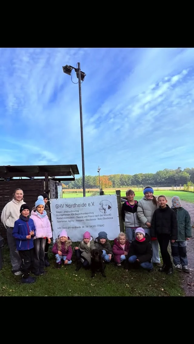 💚Tag 4 Herbstferien Programm für die Kinder der Mitarbeiter der @waldklinik.jesteburg 

🐶🐾 Ferienspaß auf vier Pfoten! 🐾🐶

Heute ging es für unsere Mini Rüsselkäfer auf einen ganz besonderen Ausflug: Zur Hundeschule von Montgomery! 🐕☀️🤎

Hier durften die Kinder hautnah erleben, was ein Welpe in der Hundeschule alles lernt. 🐶❤️ Ob spannende Parcours meistern, durch Ringe springen oder spielerisch neue Herausforderungen bewältigen – es gab jede Menge zu entdecken, zu staunen und natürlich auch zu lachen! 🐾🤩

Nach so viel tierischer Action durfte eine leckere Stärkung nicht fehlen: Zum Mittagessen gab es ein köstliches Wiener Würstchen aus unserem Stiftungsrevier! 🌭🌿😋

Ein rundum gelungener Ferientag mit vielen strahlenden Kinderaugen, tierischen Begegnungen und tollen Erlebnissen! 💚

Ein herzliches Dankeschön an die Hundeschule (GHV #jesteburg) von Montgomery für diesen schönen Tag! 🐶🐾

#Ferienprogramm #Naturkind #hundeschule #naturkind