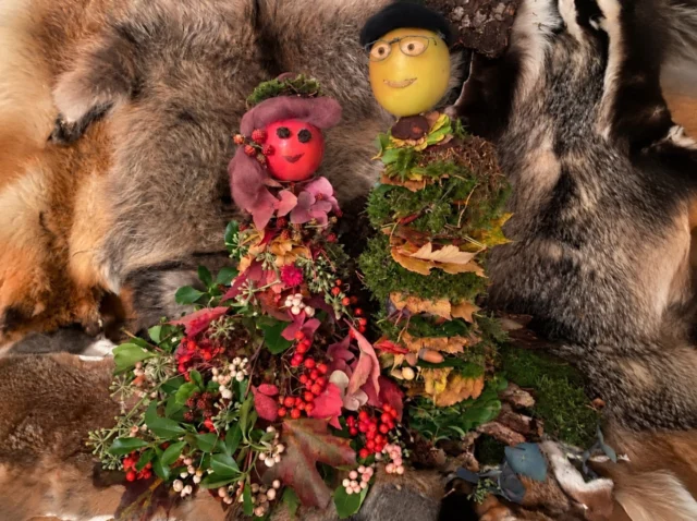 🍁✨ Wenn die Natur zum Herbstball bittet … ✨🍁

Zwei ganz besondere Gäste haben sich für den großen Herbstball herausgeputzt. 💃🍂

Sie trägt ein rauschendes Ballkleid aus buntem Herbstlaub, Blüten, Beeren und Moos. Ihr Haar aus weicher Märchenwolle ist liebevoll mit kleinen Naturschätzen geschmückt. 🌸

Er erscheint als eleganter Kavalier im festlichen Moosgewand, mit schickem Hut und einer Brille, hinter der sich Augen aus Kürbiskernen verbergen. 🎩🌿

Mit viel Fantasie und Liebe zum Detail ist dieses kleine Herbstpaar aus den Schätzen der Natur entstanden. 🍁

Und wer weiß … vielleicht tanzen die beiden schon bald ihren ersten Walzer im raschelnden Herbstlaub. 💕

🍂 Wie würdet ihr dieses zauberhafte Ballpaar nennen?

#naturkunst #herbstzauber #naturflori #kreativmitnaturmaterialien #herbstball