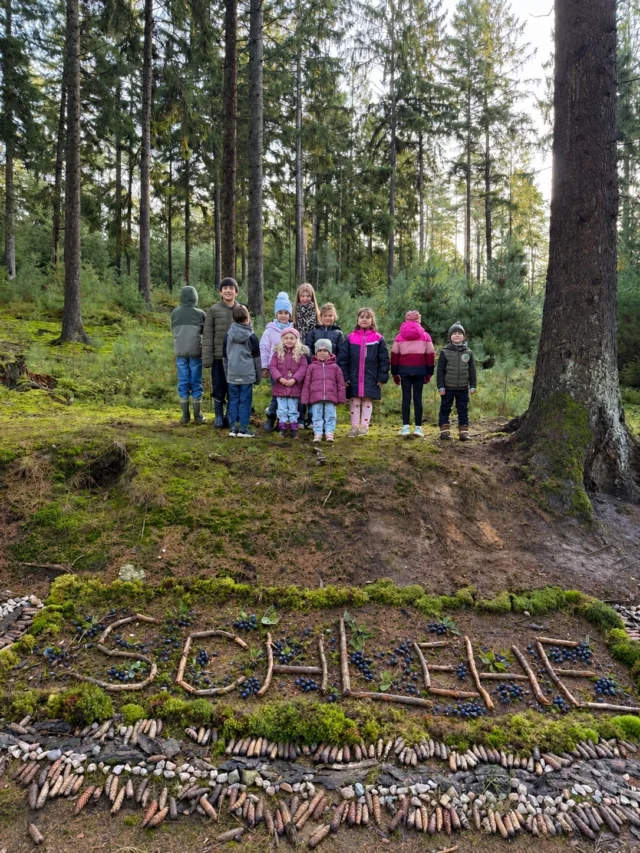 💚💙Tag 6 Herbstferien Programm für die Kinder der Mitarbeiter der Waldklinik Jesteburg💚💙

Heute haben wir uns mit der „Jährlichen Herrlichkeit“ Schlehe beschäftigt: 

👉💙Wo wächst sie? 
👉💙Wie sieht sie aus? 
👉💙Was kann man eigentlich aus den kleinen, dunkelblauen Früchten machen? 🤔💙

Natürlich blieb es nicht nur bei der Theorie! Mit viel Neugier, Freude und kleinen fleißigen Händen haben die Mini Rüsselkäfer gemeinsam mit Netti aus den Schlehen einen köstlichen Schlehen-Balsamico hergestellt. 

Probiert haben wir diesen ganz klassisch auf Mozzarella und Tomate. 

Dabei konnten die Kinder erleben, wie aus den Schätzen der Natur etwas ganz Besonderes entsteht. 💚

🌿 Natur entdecken, mit allen Sinnen lernen und gemeinsam etwas erschaffen – genau das macht Nettis Naturkinder aus! ❤️

Denn die Natur ist unser schönstes Klassenzimmer! 🍁🌳

#naturkind #schlehe #schlehenbalsamico #naturpädagogik #köstlichkeiten 

(Unbezahlte Werbung) 
Das erste Foto ist mit KI bearbeitet 💙