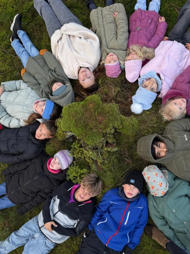 Letzter Tag Herbstferien Programm für die Kinder der Mitarbeiter der @waldklinik.jesteburg 

🌿🍄 Mit allen Sinnen durch die Natur! 🍂🦌

Heute hieß es für die Mini Rüsselkäfer: Augen auf, Hände raus, Ohren spitzen, Nase einsetzen und die Natur mit allen Sinnen entdecken! 🌳💚

👉✋ Fühlen: Moos, Zapfen, Blätter, Pilze, Fichtennadeln und Kiefernnadeln. 

👉👀 Sehen: Leuchtend rote Fliegenpilze 🍄 und die wunderschönen Herbstfarben der Blätter. 🍁

👉👂 Hören: Das Klopfen des Spechts und das beeindruckende Röhren des Rothirsches „Heinrich“ im Gatter der Waldklinik. 

👉👅 Schmecken: Pilze waren unser Thema – welche sind essbar und welche dürfen wir nur bestaunen? 🍄

👉👃 Riechen: Die Zweige der Douglasie verströmten ihren herrlich frischen, zitronigen Duft. 🌲🍋

✨ Die Natur ist ein Abenteuer für alle Sinne! Und das Schönste daran: Die Kinder entdecken, staunen, fühlen und lernen ganz nebenbei. 💚 Ganz besonders war es für die Kinder, sich auf den Waldboden zu legen und in den Himmel zu schauen.

Denn wer die Natur mit allen Sinnen erlebt, baut eine ganz besondere Verbindung zu ihr auf. 🌿

Kleine Entdecker – große Naturmomente! 🍁🐾

#naturliebe #naturmitallensinnen #naturpädagogik #naturkind #naturerleben