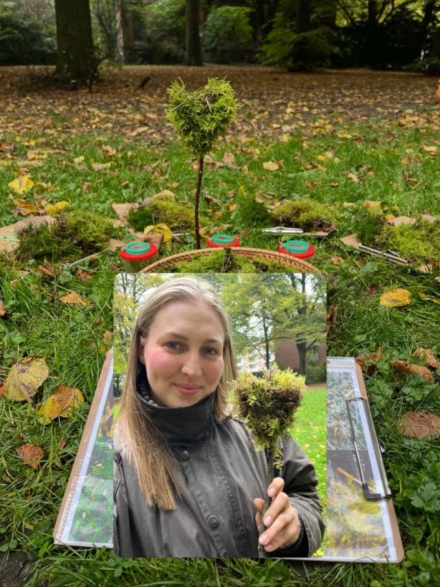 💚🌿 Kleine grüne Wunder – große Entdeckungen!

In der letzten Woche haben die Vorschulkinder der @froebel.deutschland Kita Hamburger Meile gemeinsam mit Caroly einen besonderen Naturschatz entdeckt: das Moos! 🌱💚

Es ist kuschelig weich und bietet Insekten ein Versteck. 🐛🪲 Auch Vögel und Eichhörnchen nutzen es zum Nestbau. 🐦🐿️

Kreativ wurde es auch: Aus Kiefernzapfen und Moos bastelten die Kinder kleine grüne Herzen für Balkon und Garten. 🌲💚 Vielleicht freuen sich bald auch die Vögel darüber! 🐦

🌿 Habt ihr schon einmal barfuß weiches Moos gespürt? 🦶💚

#moos #kitahamburg #naturkind #moosliebe #naturentdecken