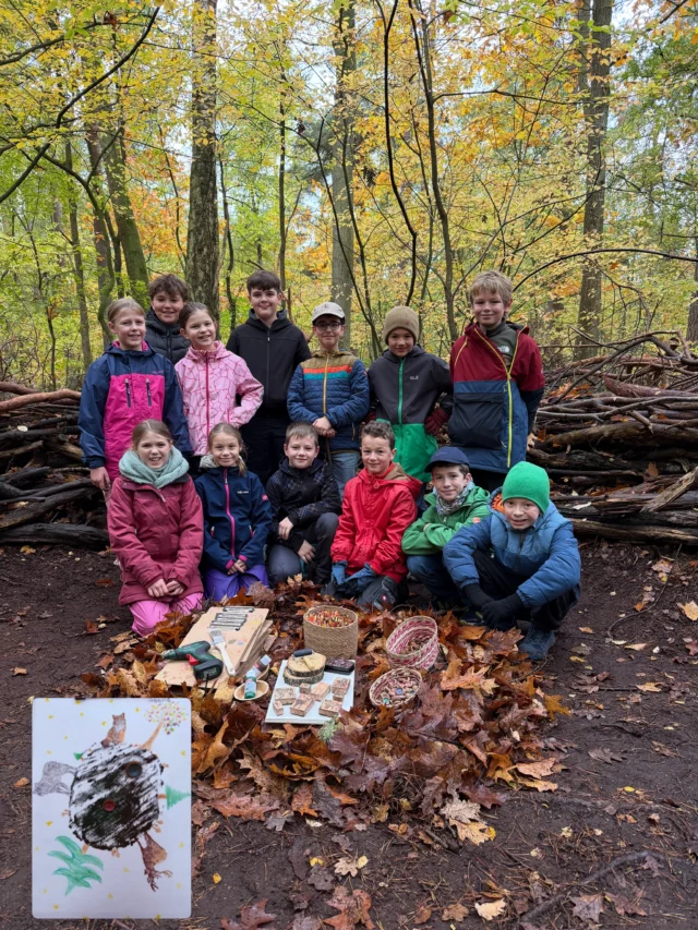 🌙✨🌲 Magical Forest – Waldzauber Ende Oktober 🌲✨🌙

Wenn die Tage kürzer werden und der Wald langsam zur Ruhe kommt, beginnt die Zeit der kleinen Wunder. 🍂⭐

Heute haben wir mit 21 Schülern einer 4. Klasse @waldschule.buchholz ein Stück Waldmagie aufs Papier gezaubert. ✨

Mit einer bunt bemalten Baumscheibe entstand ein Abdruck voller Lebenskreise. 🌳 Rundherum fanden Waldtiere, geheimnisvolle Bäume, Sterne und Lichter ihren Platz. 🦊🌟

Ein kleiner Zauberwald voller Fantasie, Licht und Magie. 🧚‍♀️💫

Denn auch in der dunklen Jahreszeit steckt überall ein bisschen Licht. 🕯️💛

Die Stempel sind von @stempeljazz ❣️

#naturkind #waldliebe #waldzauber #stimmungsvoll wildtiere
